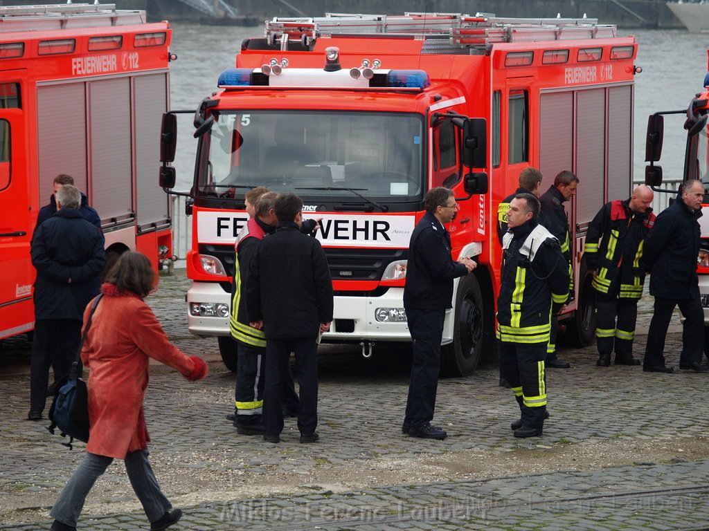 Neue LF`s fuer Koeln Uebergabe in Koeln Deutz an den Wachen  P123.JPG